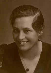 502466 Portret van Henriëtte (Jet) Troostwijk, geboren 9-2-1896 te Utrecht, overleden oktober 1935 te Utrecht) pianiste ...